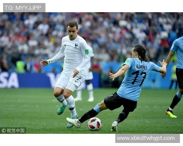 足球明星妻子华丽亮相赛场瞬间展现风采与魅力的精彩瞬间合集